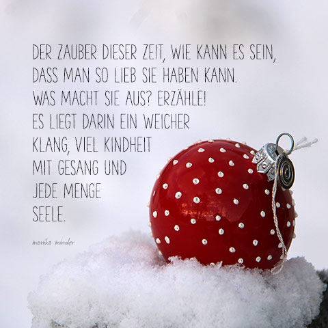 Naturfoto mit Christbaumkugel im Schnee