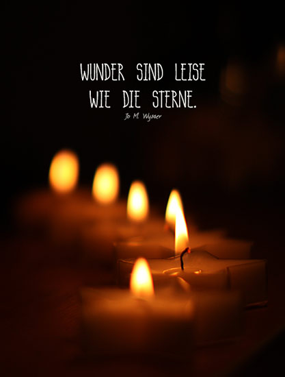 Kerzenbild mit Lichterreihe und Spruch von Jo M. Wysser